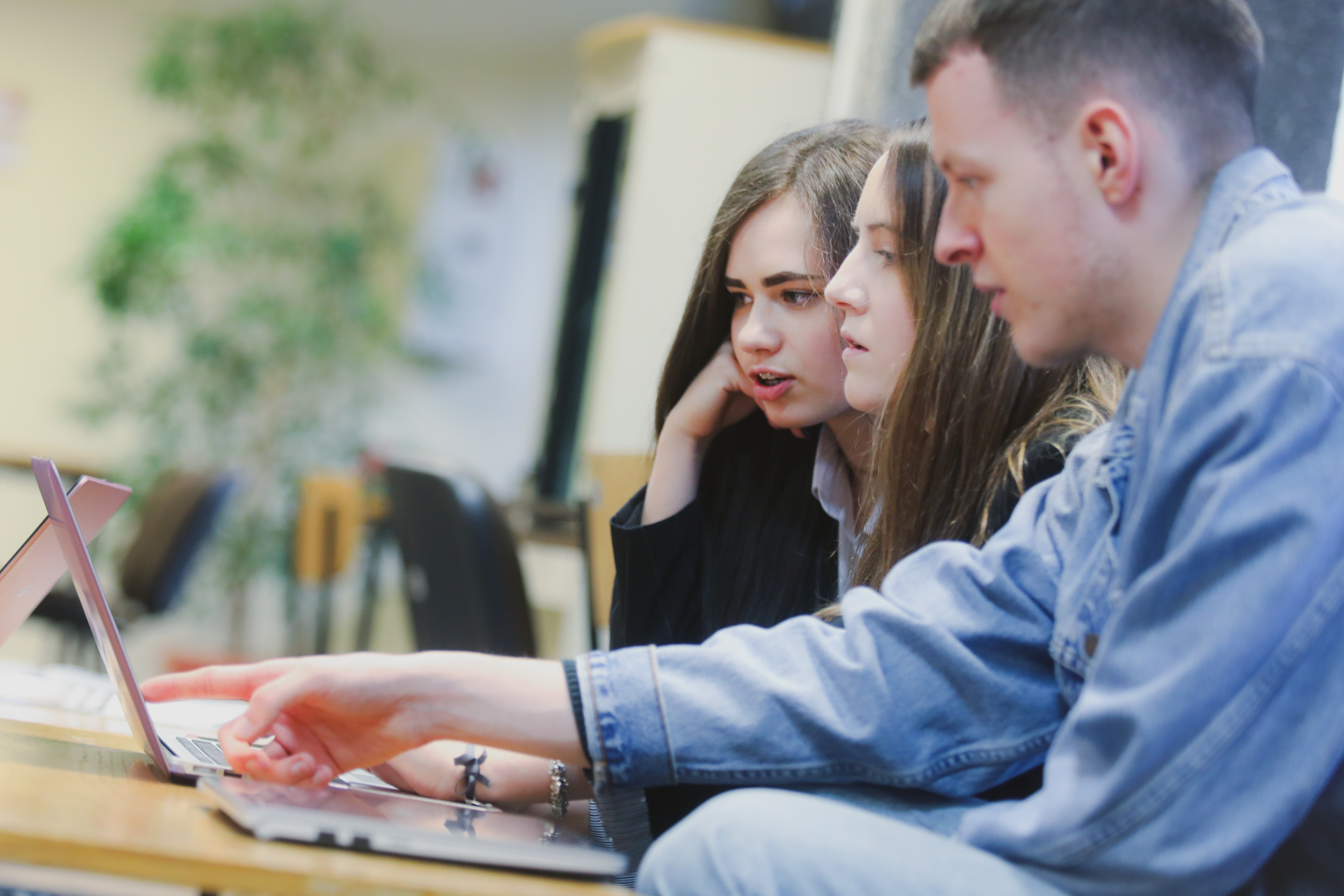 Troje studentów przed laptopem