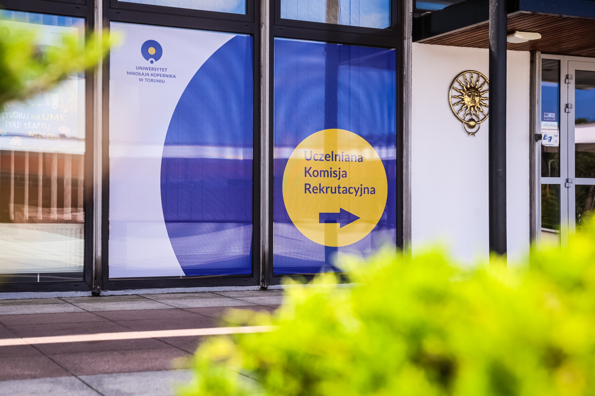 Napis Uczelniana Komisja Rekrutacyjna na rektoracie UMK