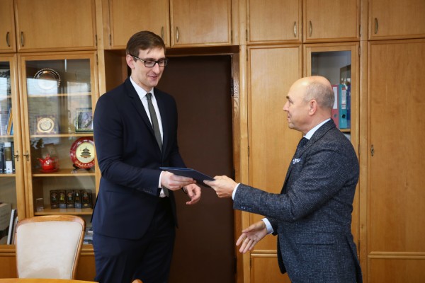 Laureaci konkursu Głosu Uczelni na artykuł popularnonaukowy u rektora Wojciecha Wysoty - - mgr Mariusz Kłoda [fot. Andrzej Romański]