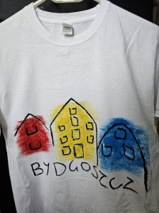 Drawing Bydgoszcz symbol on blank white shirt to celebrate our last week in Erasmus+ with it. Kliknij, aby powiększyć zdjęcie.