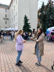 Edukacyjno-Integracyjny Piknik Wydziału Farmaceutycznego Collegium Medicum UMK pod nazwą „Jesienne Smaki Wiedzy”. Kliknij, aby powiększyć zdjęcie.