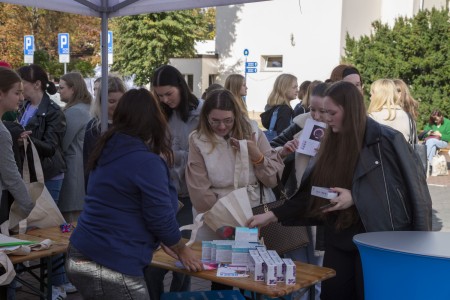 Edukacyjno-Integracyjny Piknik Wydziału Farmaceutycznego Collegium Medicum UMK pod nazwą „Jesienne Smaki Wiedzy”. Kliknij, aby powiększyć zdjęcie.