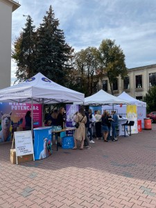 Edukacyjno-Integracyjny Piknik Wydziału Farmaceutycznego Collegium Medicum UMK pod nazwą „Jesienne Smaki Wiedzy”. Kliknij, aby powiększyć zdjęcie.