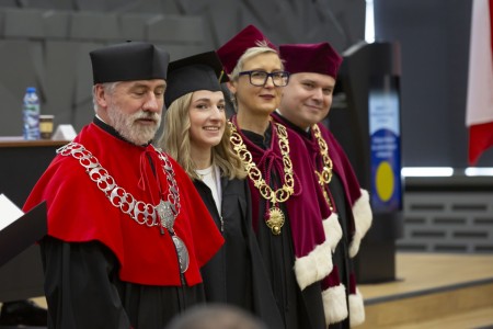 Dyplomatorium absolwentów kierunków analityka medyczna, kosmetologia 26.10.2024 . Kliknij, aby powiększyć zdjęcie.