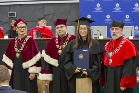 Dyplomatorium absolwentów kierunków analityka medyczna, kosmetologia 26.10.2024 . Kliknij, aby powiększyć zdjęcie.