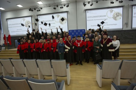 Dyplomatorium absolwentów kierunków analityka medyczna, kosmetologia 26.10.2024 . Kliknij, aby powiększyć zdjęcie.