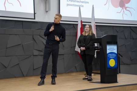 Konferencja 10.02.2025 r. „FARMACJA W AKCJI: JAK WALCZYĆ Z NOWOTWORAMI ?”. Kliknij, aby powiększyć zdjęcie.