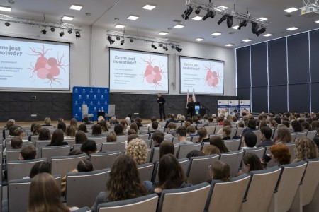 Konferencja 10.02.2025 r. „FARMACJA W AKCJI: JAK WALCZYĆ Z NOWOTWORAMI ?”. Kliknij, aby powiększyć zdjęcie.