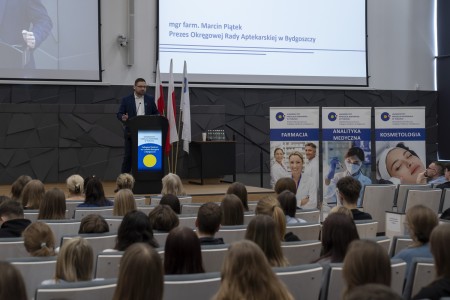 Konferencja 10.02.2025 r. „FARMACJA W AKCJI: JAK WALCZYĆ Z NOWOTWORAMI ?”. Kliknij, aby powiększyć zdjęcie.