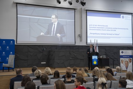 Konferencja 10.02.2025 r. „FARMACJA W AKCJI: JAK WALCZYĆ Z NOWOTWORAMI ?”. Kliknij, aby powiększyć zdjęcie.