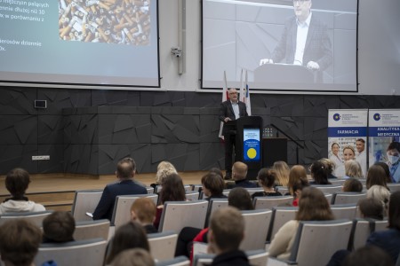 Konferencja 10.02.2025 r. „FARMACJA W AKCJI: JAK WALCZYĆ Z NOWOTWORAMI ?”. Kliknij, aby powiększyć zdjęcie.