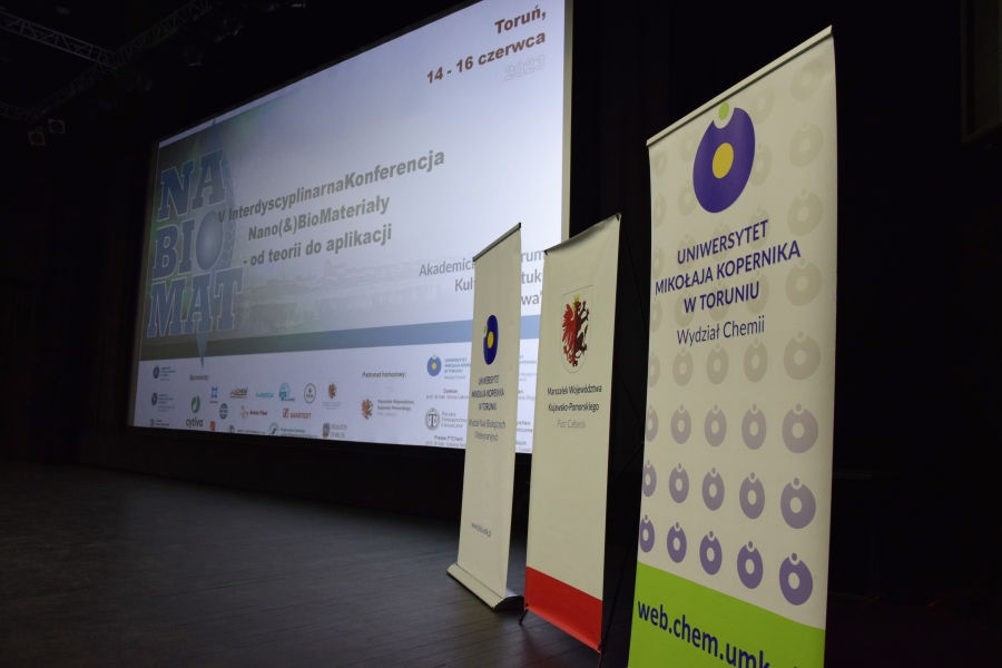 Zdjęcie przedstawia scenę dużą w klubie Od Nowa, z logo konferencji wyświetlanym na ekranie