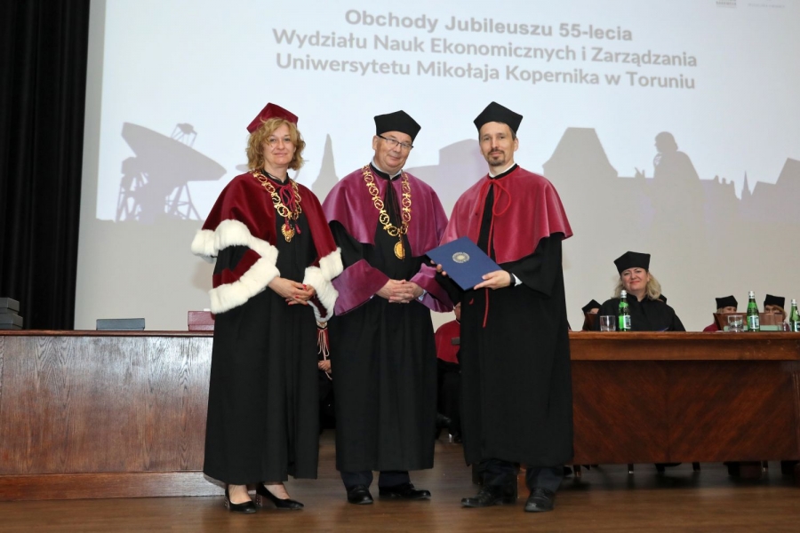 Od lewej: Prorektor ds. Studenckich - prof. dr hab. Beata Przyborowska, Dziekan Wydziału Nauk Ekonomicznych i Zarządzania - dr hab. Jerzy Boehlke, prof. UMK oraz prof.  Jörg Prokop z Uniwersytetu Carla von Ossietzky?ego w Oldenburgu