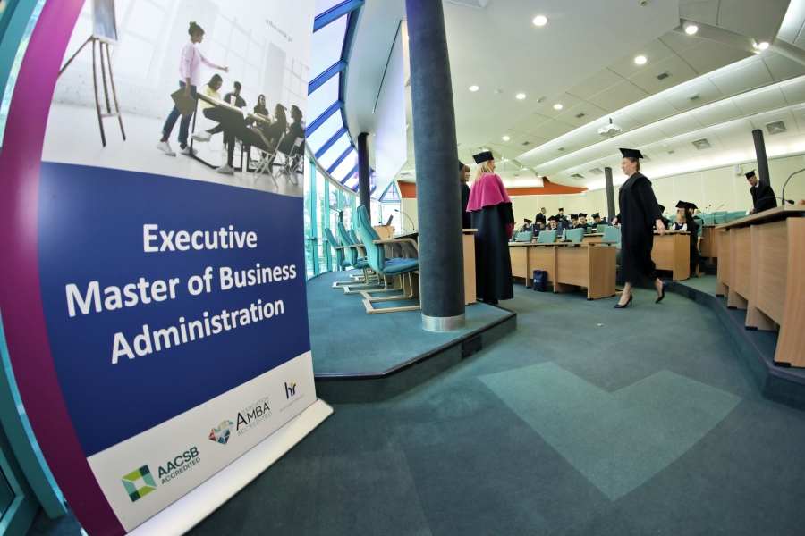 Na zdjęciu roll-up z nazwą programu Executive Master of Business Administration