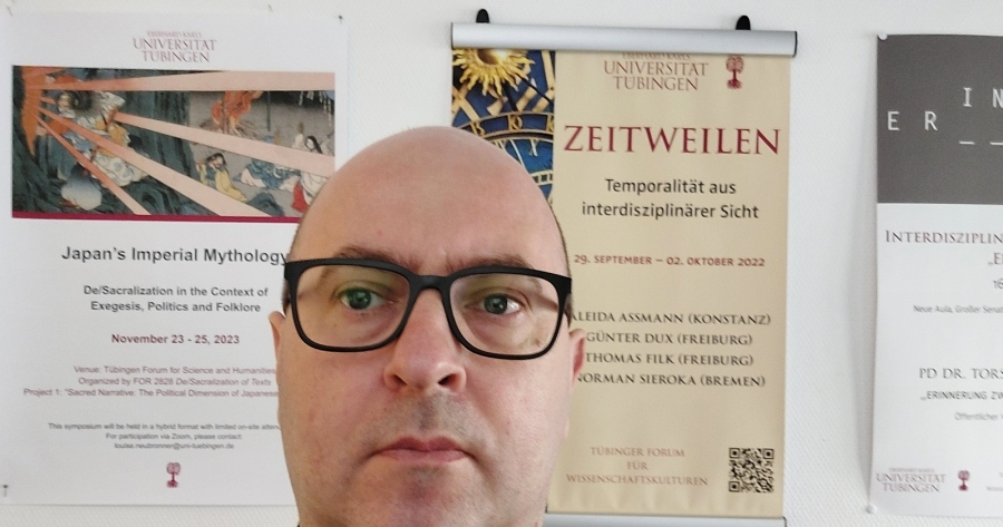 Prof. Marcin Lisiecki na tle plakatu konferencyjnego