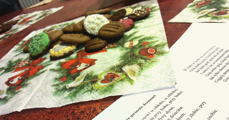 Zdjęcie ilustracyjne, pierniczki na świątecznej chusteczce i fragment tekstu kolędy