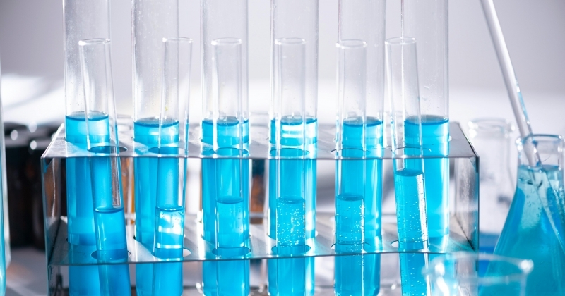 fiolki z niebieskim płynem w laboratorium