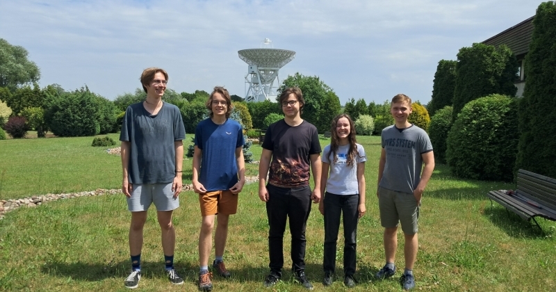piątka laureatów LXVII Ogólnopolskiej Olimpiady Astronomicznej na tle radioteleskopu RT4
