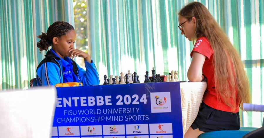 Na zdjęciu Alicja Śliwicka przy rozgrywkach szachowych walczy z zawodniczką z Afryki