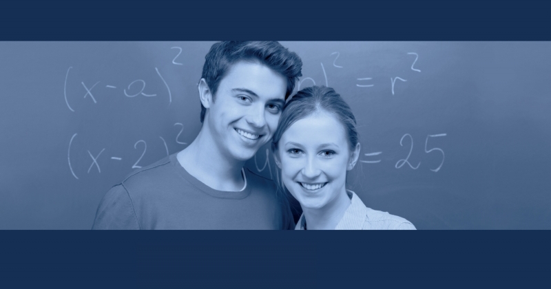 Dwie młody osoby: kobieta i mężczyzna na tle tablicy z równaniami. 