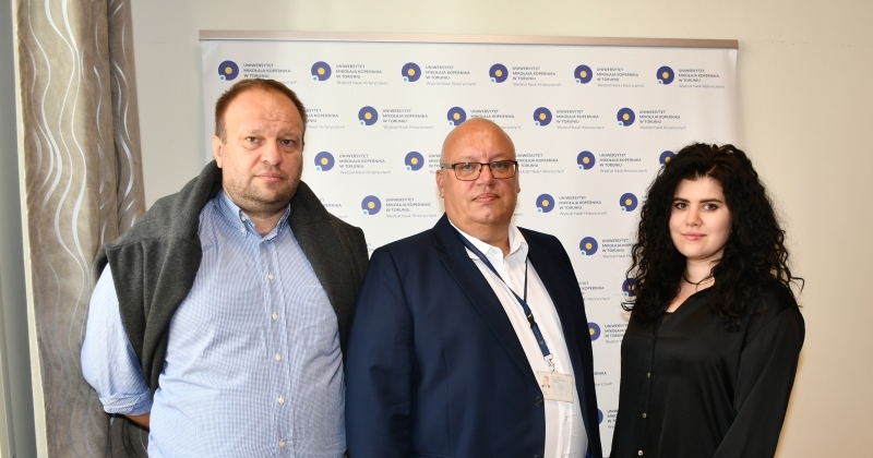 od lewej: dr Andrij Rukkas, mgr Iryna Irczak, dr hab. Maciej Krotofil, prof. UMK