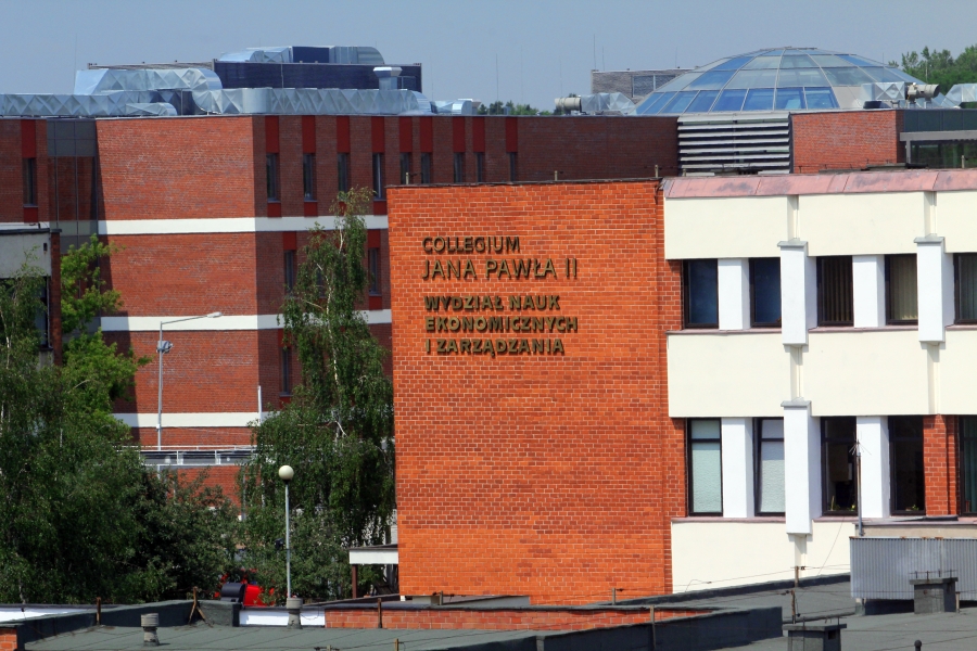 Bricked building of the Faculty of Economic Sciences and Management