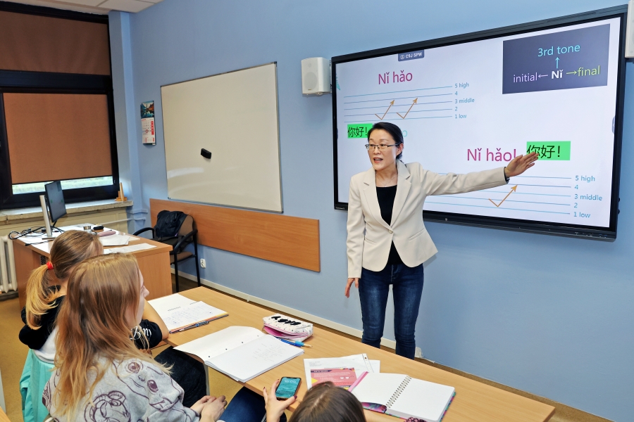 In the foreground, the lecturer with an interactive 