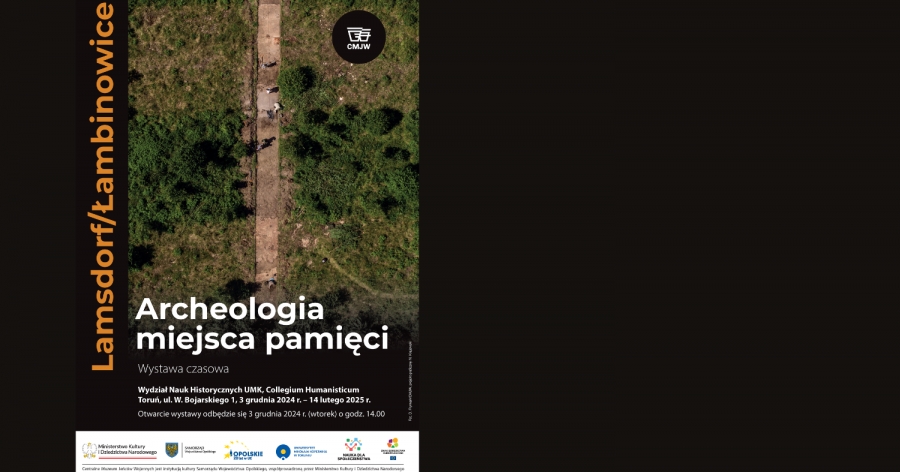 Plakat wystawy Archeologia miejsca pamięci ze zdjęciemz drona wykopu archeologicznego i pracującyh w nim ludzi.