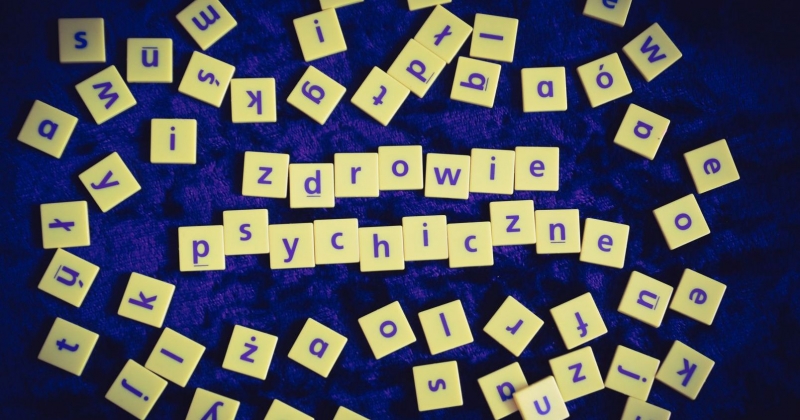 klocki z gry Scrabble ułożone w napis "Zdrowie psychiczne"