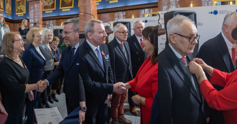 Rektor wręcza odznaczenie  W tle portrety rektorów UMK w reprezentacyjnej sali senatu Collegium Maximum