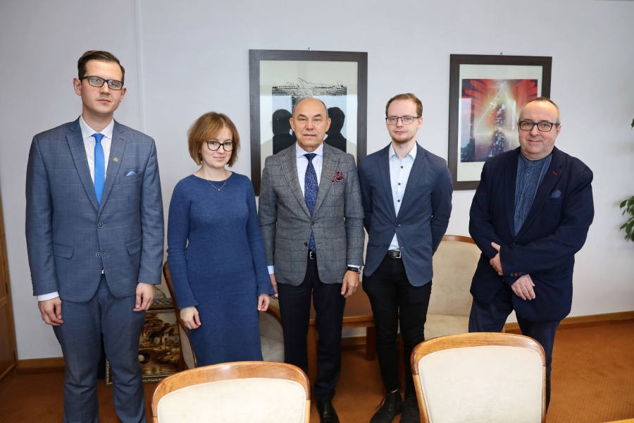 Od lewej: mgr Tomasz Sińczak, dr Michalina Radzińska, prorektor prof. Wojciech Wysota, mgr Krzysztof Dzieszkowski i redaktor "GU" Winicjusz Schulz [fot. Andrzej Romański]